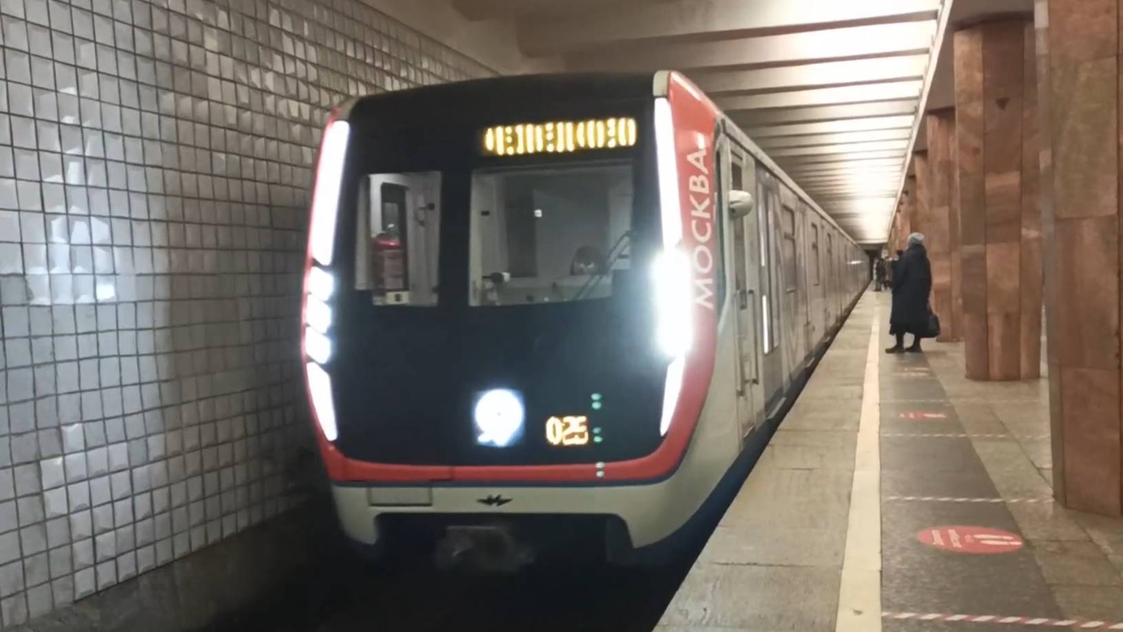 Метро Москвы | Подборка станций Московского метрополитена | Проезд поезда метро | Двери закрываются
